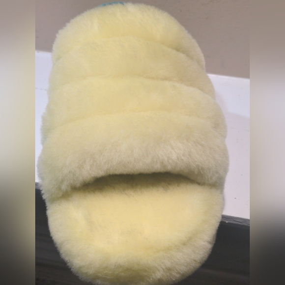 NWOB UGG Women's 5 Fluff Yeah Slide Sandals-Lime Green - Picture 5 of 6